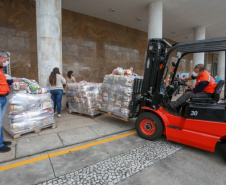 A edição 2021 da campanha Cesta Solidária Paraná, encerrada na terça-feira (06), conseguiu arrecadar mais de 200 toneladas de alimentos. . Foto: Valdelino Pontes