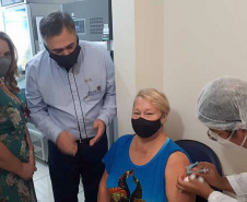 Idosos de 67 a 70 anos sendo vacinados em São Pedro do Ivaí.