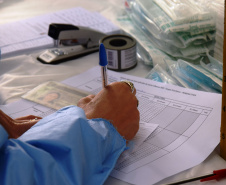 O Paraná iniciou a campanha nacional de vacinação contra a influenza nesta segunda-feira (12). A meta é imunizar contra a gripe pelo menos 90% do público-alvo, estimado em 4,4 milhões de pessoas.  -  Curitiba, 12/04/2021  -  Foto: Américo Antonio/SESA