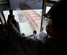 Mais um grande navio graneleiro atraca no Corredor de Exportação do Porto de Paranaguá para receber uma carga recorde de farelo de soja. O Pacific Myra, com 292 metros de comprimento (loa) e 45 metros de largura (boca), atracou no berço 214, no último final de semana, e segue carregando. A embarcação vai levar, para a Holanda, 108.577 mil toneladas do produto. -  Paranaguá, 12/04/2021  -  Foto: Claudio Neves/Portos do Paraná