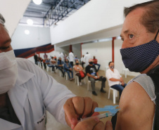 Paraná se aproxima de 1 milhão de idosos vacinados contra Covid-19. Foto: Jonathan Campos/AEN
