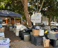 O Escritório Regional do Instituto Água e Terra (IAT) em Pato Branco, em parceria com a prefeitura local, realizou na última semana (10) ação de recebimento de lixo eletrônico. Em troca, o cidadão recebeu uma muda frutífera nativa, a cerejeira, produzida no Viveiro Florestal do IAT na região. Cerca de 250 pessoas participaram. - Foto: Divulgação SEDEST