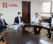 A Copel firmou um convênio de cooperação técnica com a ANDE, empresa de energia do Paraguai, para trocar experiências e conhecimento nas áreas de distribuição, geração, comercialização e transmissão de energia. O acordo foi assinado na manhã desta segunda-feira (12), em reunião virtual realizada com diretores das duas empresas.  Foto: Valdenir Daniel Cavalheiro