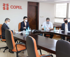 A Copel firmou um convênio de cooperação técnica com a ANDE, empresa de energia do Paraguai, para trocar experiências e conhecimento nas áreas de distribuição, geração, comercialização e transmissão de energia. O acordo foi assinado na manhã desta segunda-feira (12), em reunião virtual realizada com diretores das duas empresas.  Foto: Valdenir Daniel Cavalheiro