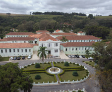 O governador Carlos Massa Ratinho Junior visita nesta quarta-feira (14) o Hospital Regional São Sebastião, na Lapa. A Secretaria de Estado da Saúde disponibiliza seis leitos de UTI no hospital.  A unidade já conta com 40 leitos de enfermaria na estratégia de combate à Covid-19.  14/04/2021 - Foto: Geraldo Bubniak/AEN