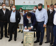 O governador Carlos Massa Ratinho Junior visita nesta quarta-feira (14) o Hospital Regional São Sebastião, na Lapa. A Secretaria de Estado da Saúde disponibiliza seis leitos de UTI no hospital.  A unidade já conta com 40 leitos de enfermaria na estratégia de combate à Covid-19.  14/04/2021 - Foto: Geraldo Bubniak/AEN