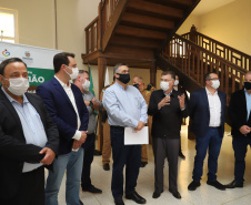 O governador Carlos Massa Ratinho Junior visita nesta quarta-feira (14) o Hospital Regional São Sebastião, na Lapa. A Secretaria de Estado da Saúde disponibiliza seis leitos de UTI no hospital.  A unidade já conta com 40 leitos de enfermaria na estratégia de combate à Covid-19.  14/04/2021 - Foto: Geraldo Bubniak/AEN