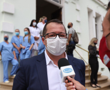 O governador Carlos Massa Ratinho Junior visita nesta quarta-feira (14) o Hospital Regional São Sebastião, na Lapa. A Secretaria de Estado da Saúde disponibiliza seis leitos de UTI no hospital.  A unidade já conta com 40 leitos de enfermaria na estratégia de combate à Covid-19.  Prefeito Diego Ribas da Lapa.  14/04/2021 - Foto: Geraldo Bubniak/AEN