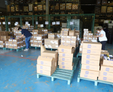 A Secretaria Estadual de Saúde distribui, nesta sexta-feira (16), seu maior lote de medicamentos que integram o chamado kit intubação, utilizado na intubação de pacientes com quadros graves de Covid-19, desde do início da pandemia. Destinados a todas as Regionais do Paraná, a remessa totaliza 319.050 ampolas de medicamentos, divididos entre bloqueadores neuromusculares, sedativos e analgésicos. -  Curitiba, 16/04/2021  -  Foto: Ari Dias/AEN