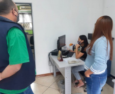 A equipe do programa CGE Itinerante, da Controladoria-Geral do Estadol (CGE), concluiumais um roteiro pelas cidades do interior do Paraná. Os servidores conferiram a distribuiçãoda vacina contra a Covid-19 e dos kits de merenda escolar para famílias com filhos na red estadual.  -  Foto: Divulgação CGE 
