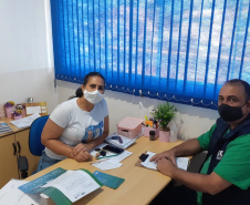 A equipe do programa CGE Itinerante, da Controladoria-Geral do Estadol (CGE), concluiumais um roteiro pelas cidades do interior do Paraná. Os servidores conferiram a distribuiçãoda vacina contra a Covid-19 e dos kits de merenda escolar para famílias com filhos na red estadual.  -  Foto: Divulgação CGE 