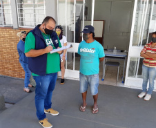 A equipe do programa CGE Itinerante, da Controladoria-Geral do Estadol (CGE), concluiumais um roteiro pelas cidades do interior do Paraná. Os servidores conferiram a distribuiçãoda vacina contra a Covid-19 e dos kits de merenda escolar para famílias com filhos na red estadual.  -  Foto: Divulgação CGE 
