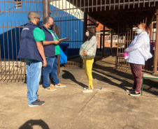 A equipe do programa CGE Itinerante, da Controladoria-Geral do Estadol (CGE), concluiumais um roteiro pelas cidades do interior do Paraná. Os servidores conferiram a distribuiçãoda vacina contra a Covid-19 e dos kits de merenda escolar para famílias com filhos na red estadual.  -  Foto: Divulgação CGE 