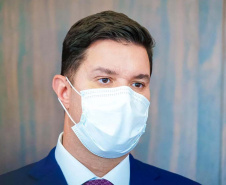O chefe da Casa Civil, Guto Silva, entrega nesta segunda-feira (19) a Lei de Diretrizes Orçamentárias (LDO) de 2022 para análise dos deputados estaduais. O documento foi elaborado pela Secretaria de Estado da Fazenda. Foto: Guilherme Flores/Casa Civil