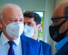 O chefe da Casa Civil, Guto Silva, entrega nesta segunda-feira (19) a Lei de Diretrizes Orçamentárias (LDO) de 2022 para análise dos deputados estaduais. O documento foi elaborado pela Secretaria de Estado da Fazenda. Foto: Guilherme Flores/Casa Civil