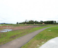 O Governo do Estado vai realizar a regularização de até quatro mil imóveis sem documentação no bairro Guarituba, em Piraquara. A ação é coordenada pela Cohapar, em parceria com a Prefeitura de Piraquara e o Governo Federal, com investimentos oriundos do Fundo Estadual de Combate à Pobreza, o que permitirá que o serviço seja oferecido de graça aos beneficiários. (Foto: Arquivo Cohapar)