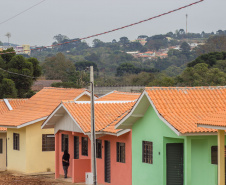 O Governo do Estado vai realizar a regularização de até quatro mil imóveis sem documentação no bairro Guarituba, em Piraquara. A ação é coordenada pela Cohapar, em parceria com a Prefeitura de Piraquara e o Governo Federal, com investimentos oriundos do Fundo Estadual de Combate à Pobreza, o que permitirá que o serviço seja oferecido de graça aos beneficiários. (Foto: Arquivo Cohapar)