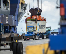 Março foi extremamente positivo para as movimentações pelo Terminal de Contêineres do Porto de Paranaguá. O segmento fecha o mês com recorde histórico: melhor movimentação geral em um único mês. Foram 95.633 TEUs (unidades de contêineres de 20 pés) importados e exportados em março.  -  Paranaguá, 19/04/2021  -  Foto: Claudio Neves/Portos do Paraná