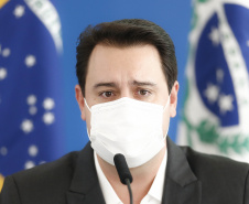 O Governo do Estado lançou nesta terça-feira (20) um novo pacote social voltado para ajudar as famílias mais vulneráveis do Paraná. Serão R$ 109 milhões divididos em seis ações como forma de amenizar o impacto da pandemia da Covid-19 no dia a dia dos cidadãos. O programa foi apresentado pelo governador Carlos Massa Ratinho Junior aos deputados estaduais em encontro virtual. Foto: Jonathan Campos/AEM