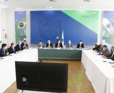 O Governo do Estado lançou nesta terça-feira (20) um novo pacote social voltado para ajudar as famílias mais vulneráveis do Paraná. Serão R$ 109 milhões divididos em seis ações como forma de amenizar o impacto da pandemia da Covid-19 no dia a dia dos cidadãos. O programa foi apresentado pelo governador Carlos Massa Ratinho Junior aos deputados estaduais em encontro virtual. - Curitiba, 20/04/2021  -  Foto: Jonathan Campos/AEN