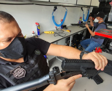 A Polícia Civil do Paraná (PCPR) agora conta com oficina móvel para manutenção de armas e treinamento. Uma van foi equipada com ferramentas que permitem que os policiais civis aprendam e realizem o reparo do armamento. O objetivo é atender os profissionais de todo o Estado, principalmente dos municípios do Interior. -  Foto: Polícia Civil do Paraná