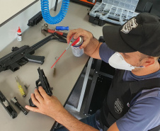 A Polícia Civil do Paraná (PCPR) agora conta com oficina móvel para manutenção de armas e treinamento. Uma van foi equipada com ferramentas que permitem que os policiais civis aprendam e realizem o reparo do armamento. O objetivo é atender os profissionais de todo o Estado, principalmente dos municípios do Interior. -  Foto: Polícia Civil do Paraná