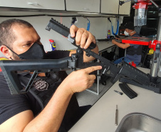 A Polícia Civil do Paraná (PCPR) agora conta com oficina móvel para manutenção de armas e treinamento. Uma van foi equipada com ferramentas que permitem que os policiais civis aprendam e realizem o reparo do armamento. O objetivo é atender os profissionais de todo o Estado, principalmente dos municípios do Interior. -  Foto: Polícia Civil do Paraná