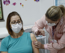 Mais de 2 milhões de pessoas já foram vacinas contra a Covid-19 no Paraná. - Foto: Jonathan Campos/AEN