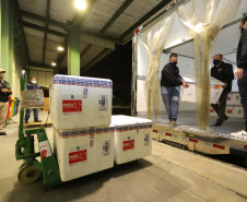 Um novo carregamento com 368.050 doses de vacinas contra a Covid-19 chega  no Centro de Medicamentos do Paraná (Cemepar), em Curitiba, na noite desta quinta-feira (15).  São 142.800 doses da CoronaVac/Butantan e 225.250 doses da vacina de Oxford/AstraZeneca/Fiocruz.Foto: Geraldo Bubniak/AEN