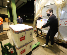 Um novo carregamento com 368.050 doses de vacinas contra a Covid-19 chega  no Centro de Medicamentos do Paraná (Cemepar), em Curitiba, na noite desta quinta-feira (15).  São 142.800 doses da CoronaVac/Butantan e 225.250 doses da vacina de Oxford/AstraZeneca/Fiocruz.Foto: Geraldo Bubniak/AEN
