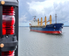 O Porto de Antonina está apto para receber navios com maior capacidade de carga. O calado operacional do canal de acesso ao terminal passa de 8 para 8,5 metros. Essa é a profundidade em que as embarcações podem ficar submersas na água, ao navegar para entrar ou sair do terminal.  -  Paranaguá, 22/04/2021  -  Foto: Claudio Neves/Portos do Paraná