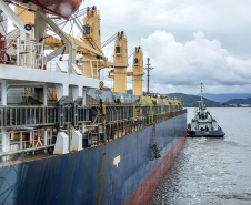 O Porto de Antonina está apto para receber navios com maior capacidade de carga. O calado operacional do canal de acesso ao terminal passa de 8 para 8,5 metros. Essa é a profundidade em que as embarcações podem ficar submersas na água, ao navegar para entrar ou sair do terminal.  -  Paranaguá, 22/04/2021  -  Foto: Claudio Neves/Portos do Paraná