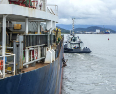 O Porto de Antonina está apto para receber navios com maior capacidade de carga. O calado operacional do canal de acesso ao terminal passa de 8 para 8,5 metros. Essa é a profundidade em que as embarcações podem ficar submersas na água, ao navegar para entrar ou sair do terminal.  -  Paranaguá, 22/04/2021  -  Foto: Claudio Neves/Portos do Paraná