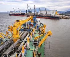 O Porto de Antonina está apto para receber navios com maior capacidade de carga. O calado operacional do canal de acesso ao terminal passa de 8 para 8,5 metros. Essa é a profundidade em que as embarcações podem ficar submersas na água, ao navegar para entrar ou sair do terminal.  -  Paranaguá, 22/04/2021  -  Foto: Claudio Neves/Portos do Paraná