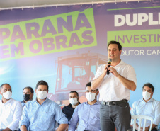 O governador Carlos Massa Ratinho Junior participou nesta quinta-feira (22) do lançamento da pedra fundamental das novas obras de duplicação da PR-323, no Noroeste do Estado. O trecho que recebe as intervenções tem 6,3 quilômetros, entre Doutor Camargo e o Rio Ivaí, com investimento de R$ 38,3 milhões, fruto da parceria com o Banco Interamericano do Desenvolvimento (BID).- Foto: Geraldo Bubniak/AEN