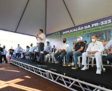 O governador Carlos Massa Ratinho Junior participou nesta quinta-feira (22) do lançamento da pedra fundamental das novas obras de duplicação da PR-323, no Noroeste do Estado. O trecho que recebe as intervenções tem 6,3 quilômetros, entre Doutor Camargo e o Rio Ivaí, com investimento de R$ 38,3 milhões, fruto da parceria com o Banco Interamericano do Desenvolvimento (BID).- Foto: Geraldo Bubniak/AEN