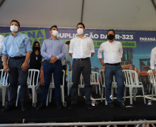 O governador Carlos Massa Ratinho Junior participou nesta quinta-feira (22) do lançamento da pedra fundamental das novas obras de duplicação da PR-323, no Noroeste do Estado. O trecho que recebe as intervenções tem 6,3 quilômetros, entre Doutor Camargo e o Rio Ivaí, com investimento de R$ 38,3 milhões, fruto da parceria com o Banco Interamericano do Desenvolvimento (BID).- Foto: Geraldo Bubniak/AEN