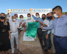 O governador Carlos Massa Ratinho Junior participou nesta quinta-feira (22) do lançamento da pedra fundamental das novas obras de duplicação da PR-323, no Noroeste do Estado. O trecho que recebe as intervenções tem 6,3 quilômetros, entre Doutor Camargo e o Rio Ivaí, com investimento de R$ 38,3 milhões, fruto da parceria com o Banco Interamericano do Desenvolvimento (BID).- Foto: Geraldo Bubniak/AEN