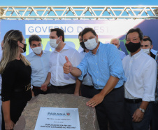 O governador Carlos Massa Ratinho Junior participou nesta quinta-feira (22) do lançamento da pedra fundamental das novas obras de duplicação da PR-323, no Noroeste do Estado. O trecho que recebe as intervenções tem 6,3 quilômetros, entre Doutor Camargo e o Rio Ivaí, com investimento de R$ 38,3 milhões, fruto da parceria com o Banco Interamericano do Desenvolvimento (BID). - Foto: Geraldo Bubniak/AEN