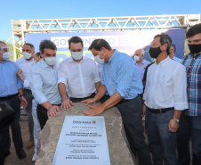 O governador Carlos Massa Ratinho Junior participou nesta quinta-feira (22) do lançamento da pedra fundamental das novas obras de duplicação da PR-323, no Noroeste do Estado. O trecho que recebe as intervenções tem 6,3 quilômetros, entre Doutor Camargo e o Rio Ivaí, com investimento de R$ 38,3 milhões, fruto da parceria com o Banco Interamericano do Desenvolvimento (BID). Foto: Geraldo Bubniak/AEN