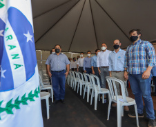 O governador Carlos Massa Ratinho Junior participou nesta quinta-feira (22) do lançamento da pedra fundamental das novas obras de duplicação da PR-323, no Noroeste do Estado. O trecho que recebe as intervenções tem 6,3 quilômetros, entre Doutor Camargo e o Rio Ivaí, com investimento de R$ 38,3 milhões, fruto da parceria com o Banco Interamericano do Desenvolvimento (BID). - Foto: Geraldo Bubniak/AEN