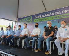 O governador Carlos Massa Ratinho Junior participou nesta quinta-feira (22) do lançamento da pedra fundamental das novas obras de duplicação da PR-323, no Noroeste do Estado. O trecho que recebe as intervenções tem 6,3 quilômetros, entre Doutor Camargo e o Rio Ivaí, com investimento de R$ 38,3 milhões, fruto da parceria com o Banco Interamericano do Desenvolvimento (BID). - Foto: Geraldo Bubniak/AEN