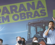 O governador Carlos Massa Ratinho Junior participou nesta quinta-feira (22) do lançamento da pedra fundamental das novas obras de duplicação da PR-323, no Noroeste do Estado. O trecho que recebe as intervenções tem 6,3 quilômetros, entre Doutor Camargo e o Rio Ivaí, com investimento de R$ 38,3 milhões, fruto da parceria com o Banco Interamericano do Desenvolvimento (BID).Foto: Jonathan Campos/AEN