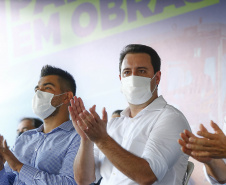 O governador Carlos Massa Ratinho Junior participou nesta quinta-feira (22) do lançamento da pedra fundamental das novas obras de duplicação da PR-323, no Noroeste do Estado. O trecho que recebe as intervenções tem 6,3 quilômetros, entre Doutor Camargo e o Rio Ivaí, com investimento de R$ 38,3 milhões, fruto da parceria com o Banco Interamericano do Desenvolvimento (BID).Foto: Jonathan Campos/AEN