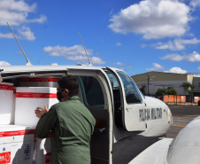 O Governo do Estado começou a distribuir sexta-feira (23) para as 22 Regionais de Saúde do Paraná mais 205.130 doses da vacina contra a Covid-19. Os imunizantes integram o 14º lote encaminhado pelo Ministério da Saúde na quinta-feira (22), composto por 166.000 doses da Covishield, produzida pela Universidade de Oxford/AstraZeneca/Fiocruz, e 39.130 doses da CoronaVac, desenvolvida pelo Instituto Butantan/Sinovac. - Curitiba, 23/04/2021  -   Foto: Américo Antonio/SESA