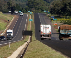 O Departamento de Estradas de Rodagem do Paraná (DER/PR) realiza no dia 7 de maio, às 10h da manhã, audiência pública online para apresentar o Programa de Segurança Viária das Rodovias Estaduais do Estado do Paraná (PROSEG PARANÁ), iniciativa que deve investir R$ 400 milhões em melhorias na malha rodoviária estadual. - Foto: Arquivo DER