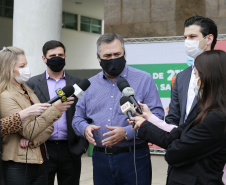 Doação de Cilindros da Copel para Secretária Estadual da Saúde. Secretario Saude Beto Preto, diretor presidente da Copel Daniel Pimentel Slaviero, diretor presidente da Copel Distribuição, Maximiliano Orfalil, gerente geral da Refinaria Presidente Getúlio Vargas (Repar), Felipe Leonardo Gomes e o pressidente da Assembleia Legislativa do Paraná, Ademar Traiano -  Curitiba, 27/04/2021  -  Foto: Valdelino Pontes