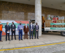 27.04.2021 - Doação de Cilindros da Copel para Sesa.
Secretario Saude Beto Preto, diretor presidente da Copel Daniel Pimentel Slaviero, diretor presidente da Copel Distribuição, Maximiliano Orfalil ,Felipe Leonardo Gomes, gerente geral da Refinaria Presidente Getúlio Vargas (Repar) e Ademar Traiano presidente da Assembleia.
Foto Gilson Abreu/AEN