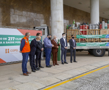 27.04.2021 - Doação de Cilindros da Copel para Sesa.
Secretario Saude Beto Preto, diretor presidente da Copel Daniel Pimentel Slaviero, diretor presidente da Copel Distribuição, Maximiliano Orfalil ,Felipe Leonardo Gomes, gerente geral da Refinaria Presidente Getúlio Vargas (Repar) e Ademar Traiano presidente da Assembleia.
Foto Gilson Abreu/AEN