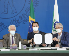 O governador Carlos Massa Ratinho Junior anunciou nesta terça-feira (27), no lançamento do Banco do Agricultor Paranaense, que o Estado está editando um decreto que isenta o ICMS, principal tributo estadual, sobre equipamentos de irrigação destinados ao uso na agricultura ou horticultura. Foto:Jonathan Campos/AEN